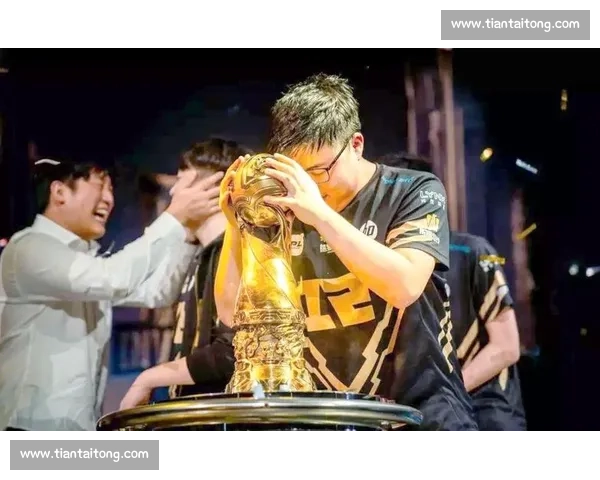 聚焦世界杯独家采访揭秘冠军背后的热血与荣耀之路奋斗传奇故事全 - 副本 (2)